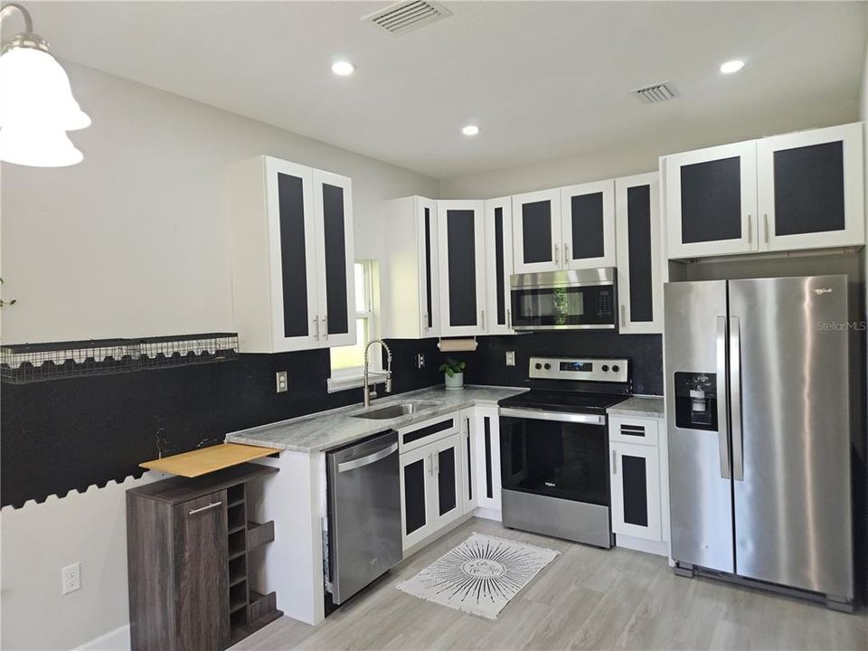 For Rent: $2,000 (2 beds, 1 baths, 800 Square Feet)