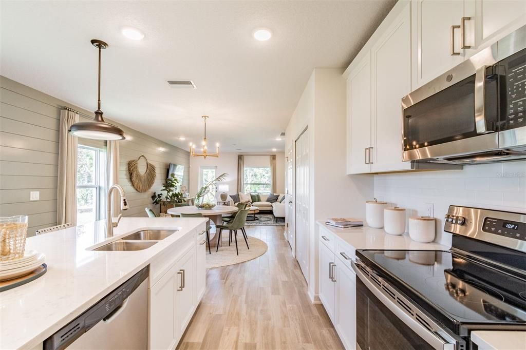 Active With Contract: $279,990 (3 beds, 2 baths, 1623 Square Feet)