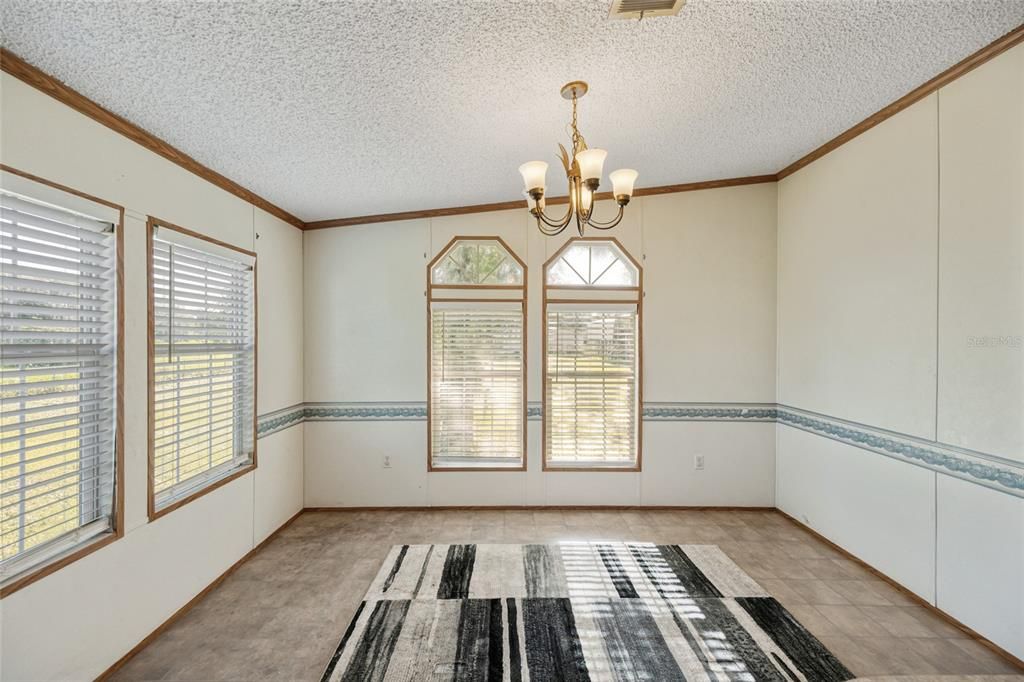 Activo con contrato: $385,000 (3 camas, 2 baños, 1944 Pies cuadrados)