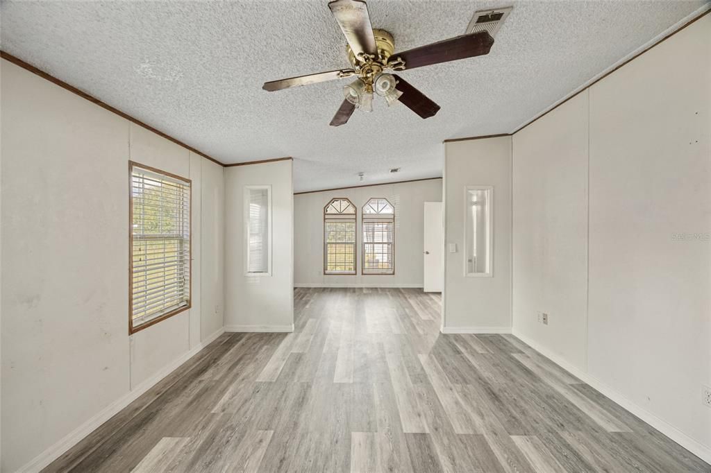 Activo con contrato: $385,000 (3 camas, 2 baños, 1944 Pies cuadrados)