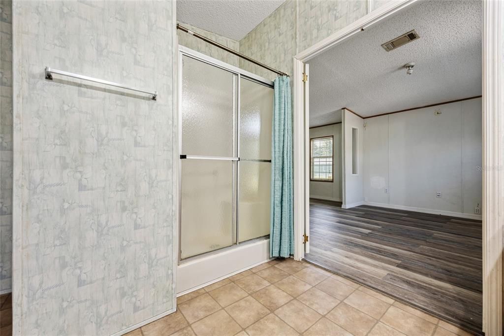 Activo con contrato: $385,000 (3 camas, 2 baños, 1944 Pies cuadrados)