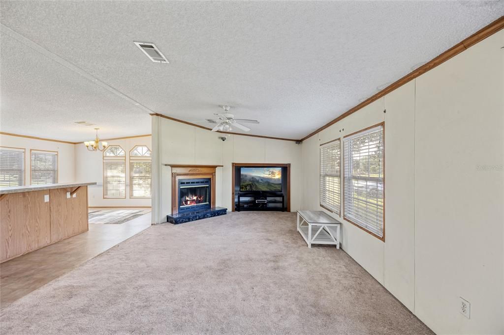 Activo con contrato: $385,000 (3 camas, 2 baños, 1944 Pies cuadrados)