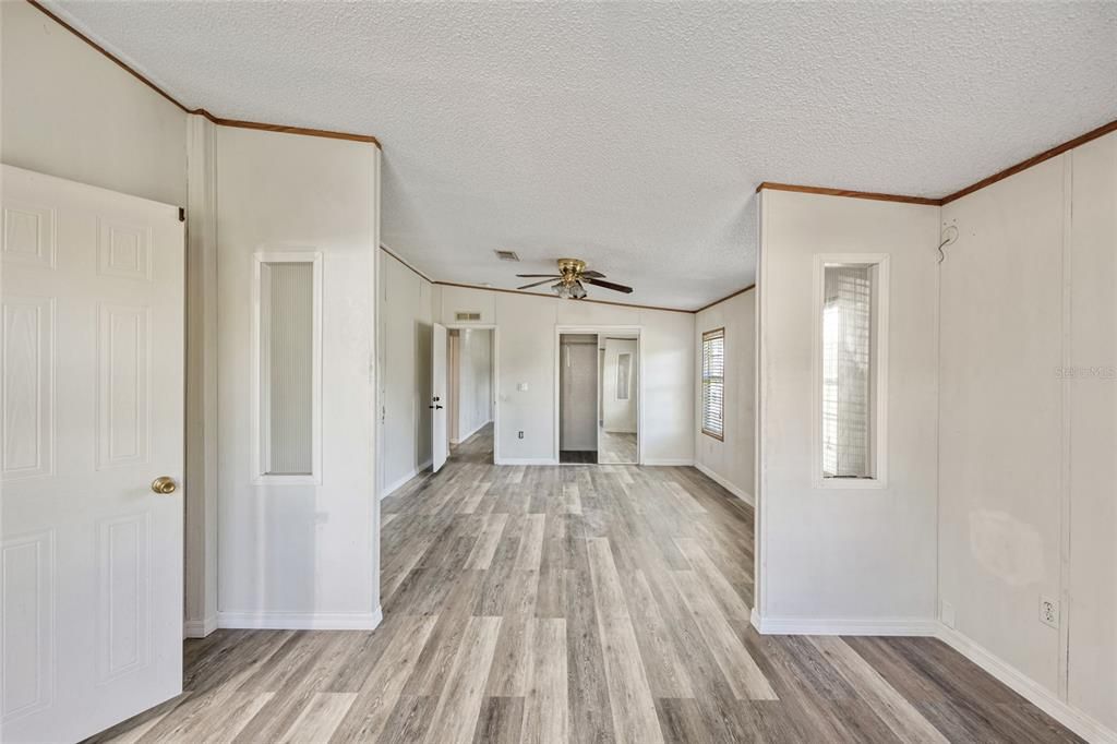 Activo con contrato: $385,000 (3 camas, 2 baños, 1944 Pies cuadrados)