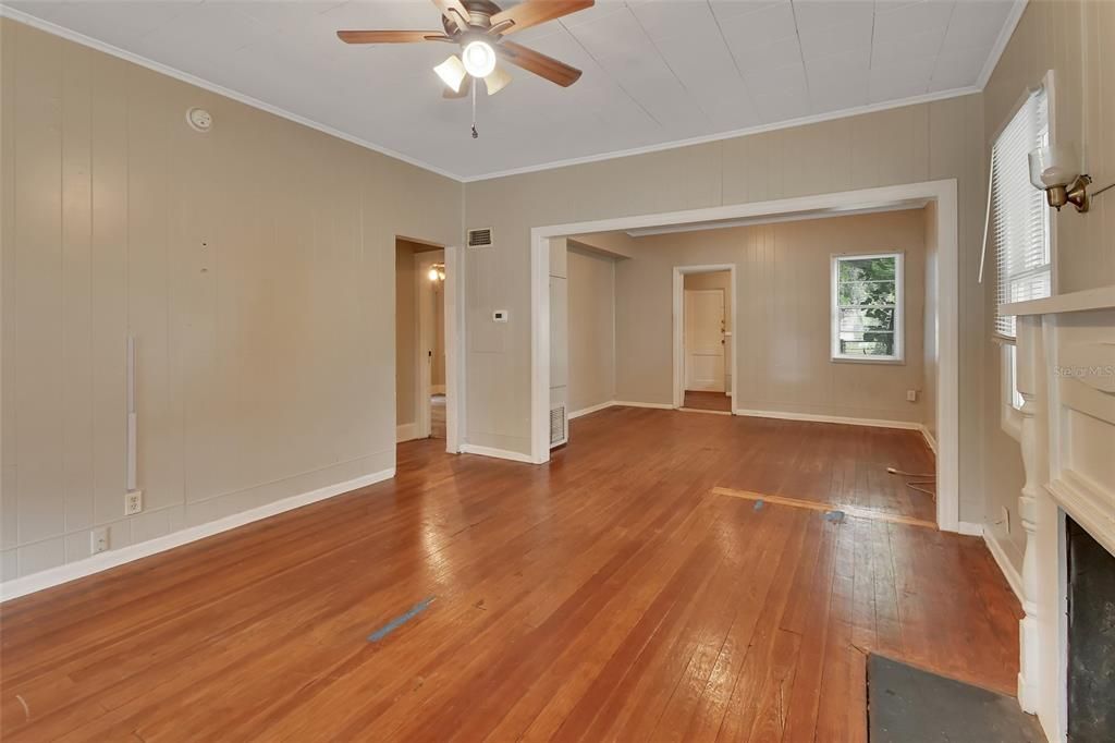 Active With Contract: $140,000 (2 beds, 1 baths, 890 Square Feet)