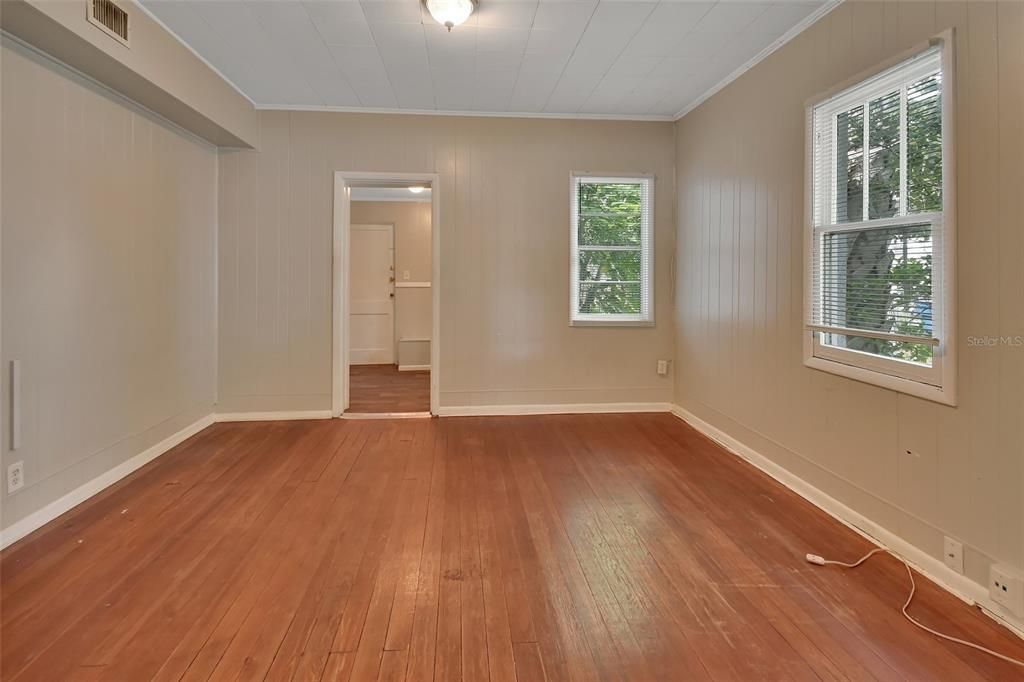 Active With Contract: $140,000 (2 beds, 1 baths, 890 Square Feet)