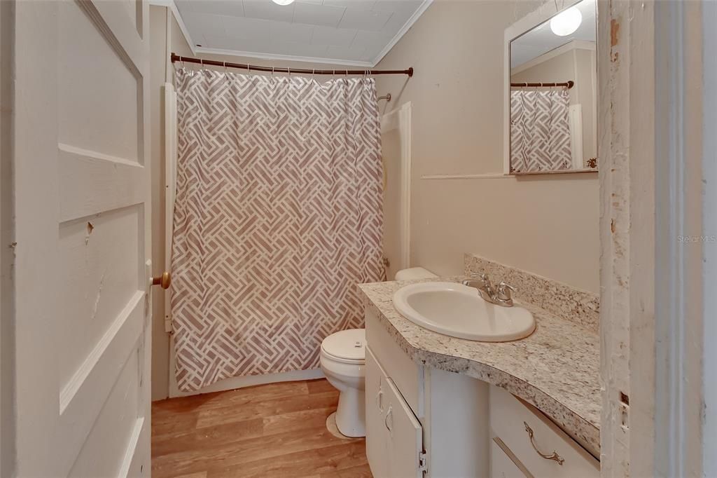 Active With Contract: $140,000 (2 beds, 1 baths, 890 Square Feet)