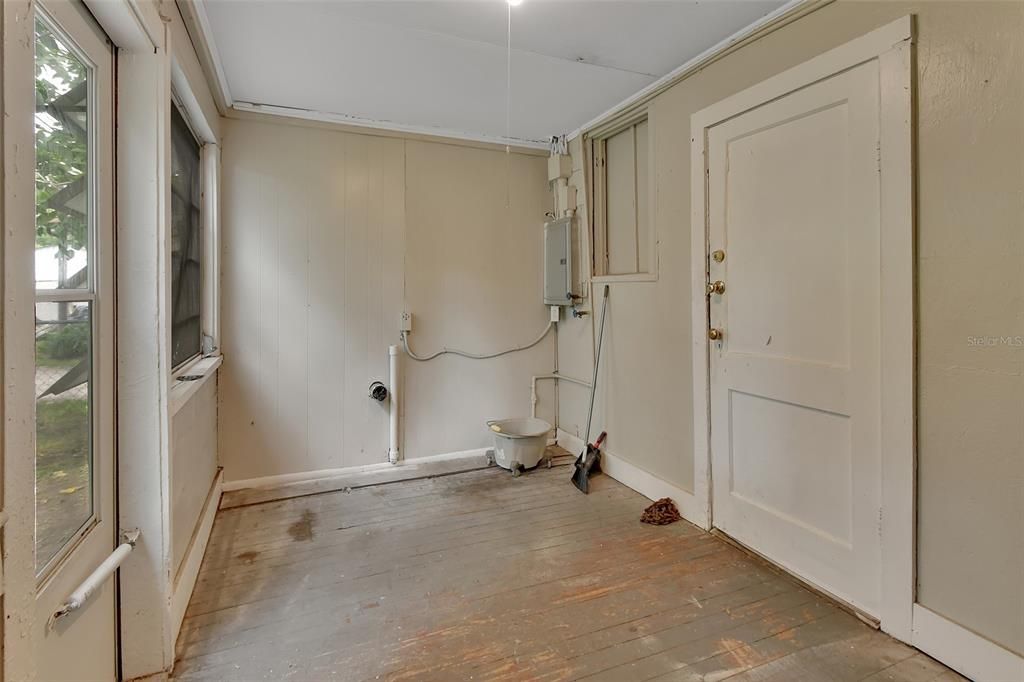 Active With Contract: $140,000 (2 beds, 1 baths, 890 Square Feet)