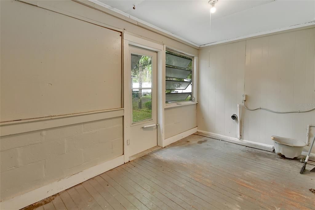 Active With Contract: $140,000 (2 beds, 1 baths, 890 Square Feet)