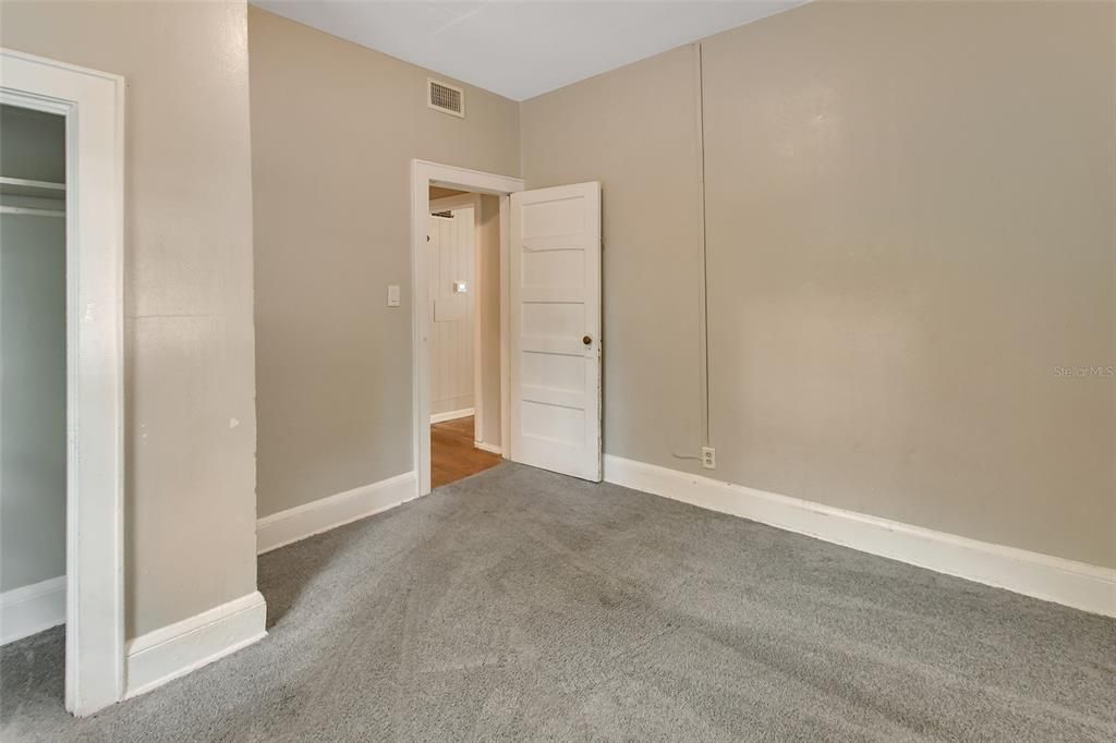 Active With Contract: $140,000 (2 beds, 1 baths, 890 Square Feet)