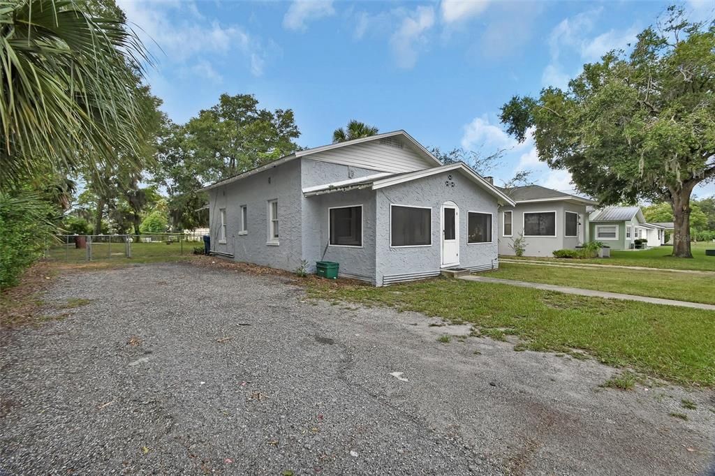 Active With Contract: $140,000 (2 beds, 1 baths, 890 Square Feet)