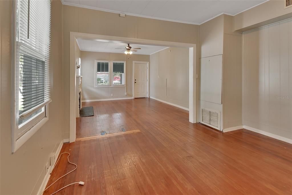 Active With Contract: $140,000 (2 beds, 1 baths, 890 Square Feet)