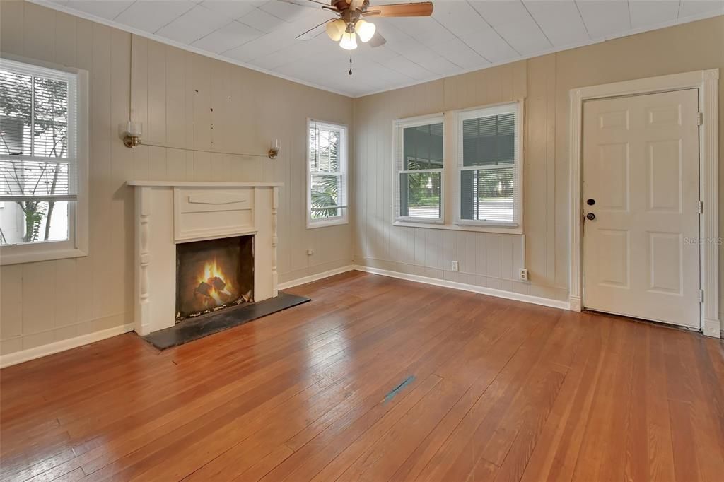 Active With Contract: $140,000 (2 beds, 1 baths, 890 Square Feet)