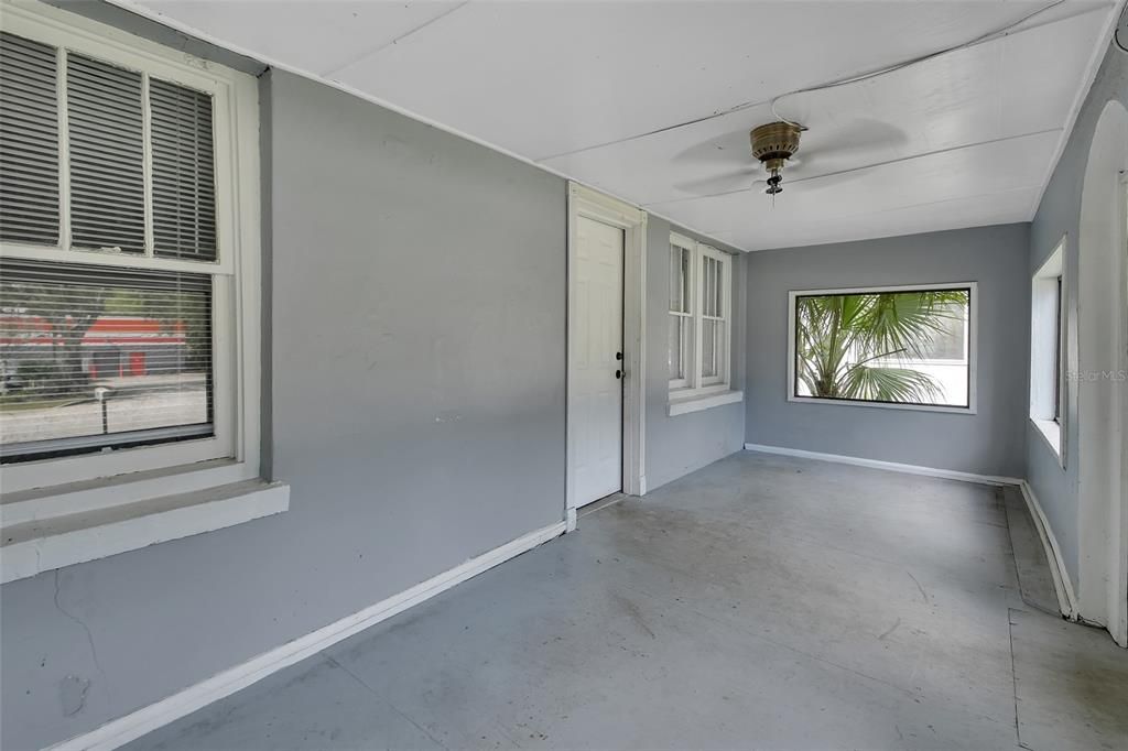 Active With Contract: $140,000 (2 beds, 1 baths, 890 Square Feet)