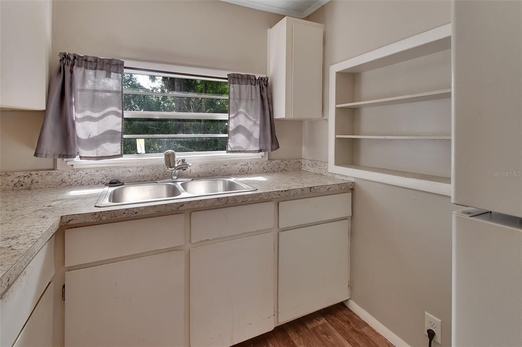 Active With Contract: $140,000 (2 beds, 1 baths, 890 Square Feet)