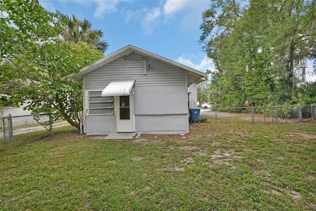 Active With Contract: $140,000 (2 beds, 1 baths, 890 Square Feet)