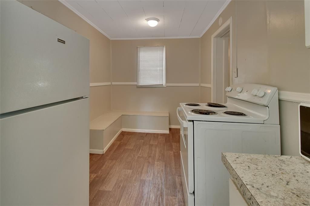 Active With Contract: $140,000 (2 beds, 1 baths, 890 Square Feet)