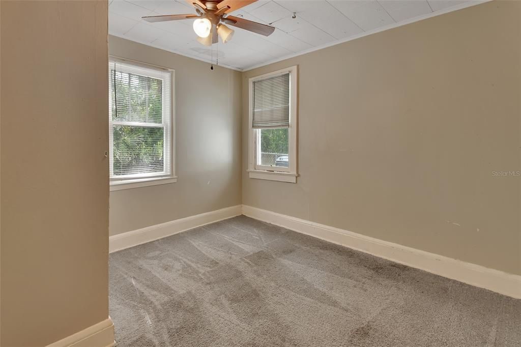 Active With Contract: $140,000 (2 beds, 1 baths, 890 Square Feet)