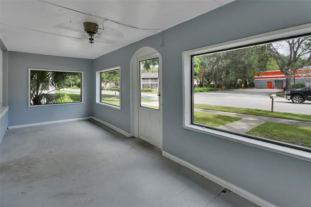 Active With Contract: $140,000 (2 beds, 1 baths, 890 Square Feet)