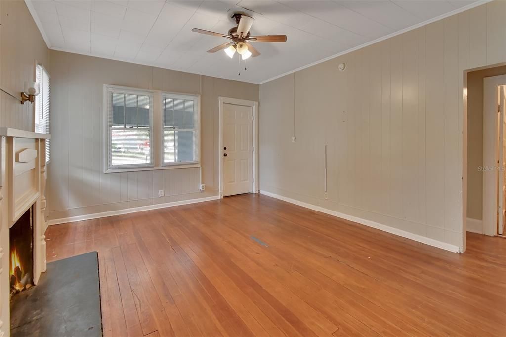 Active With Contract: $140,000 (2 beds, 1 baths, 890 Square Feet)