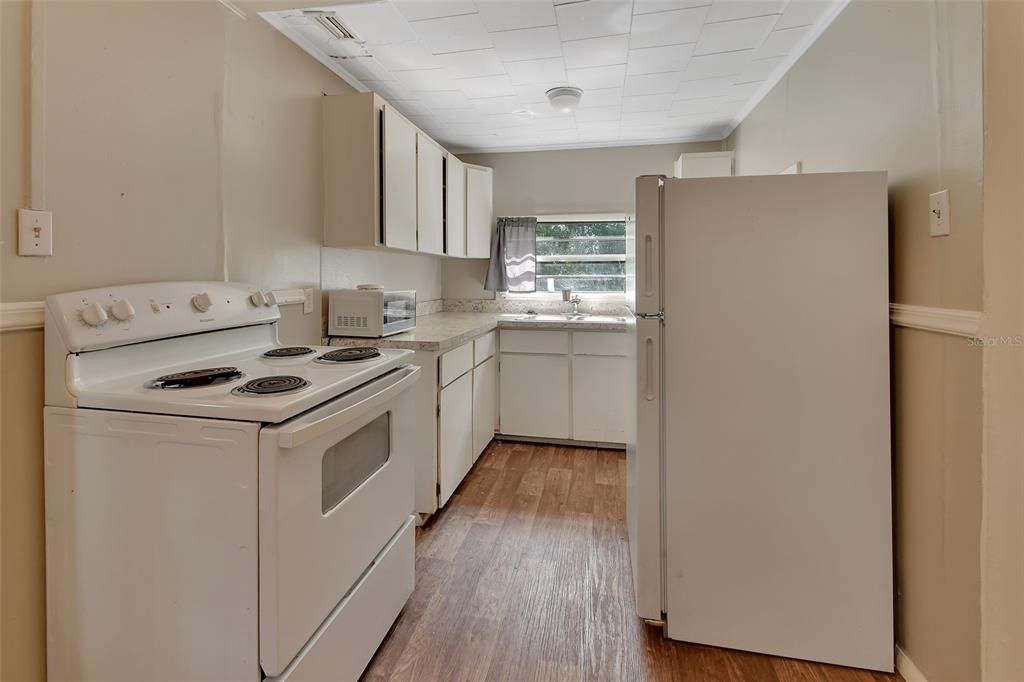 Active With Contract: $140,000 (2 beds, 1 baths, 890 Square Feet)