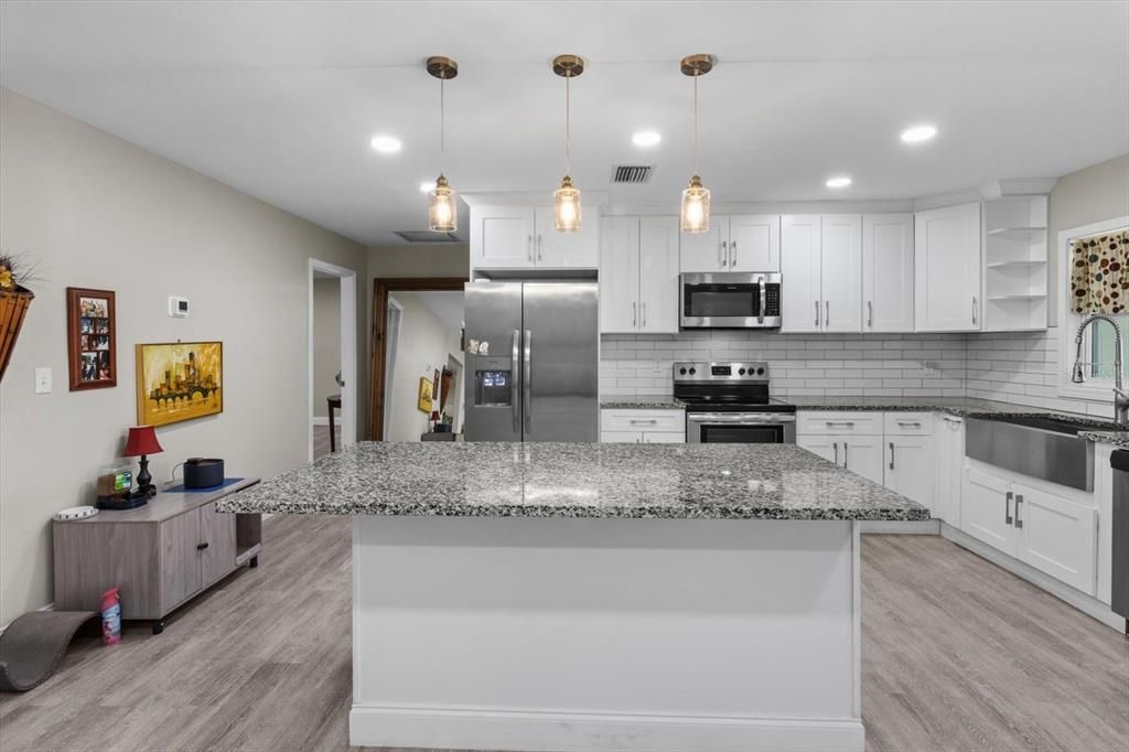 合同活跃: $335,000 (3 贝兹, 2 浴室, 1570 平方英尺)