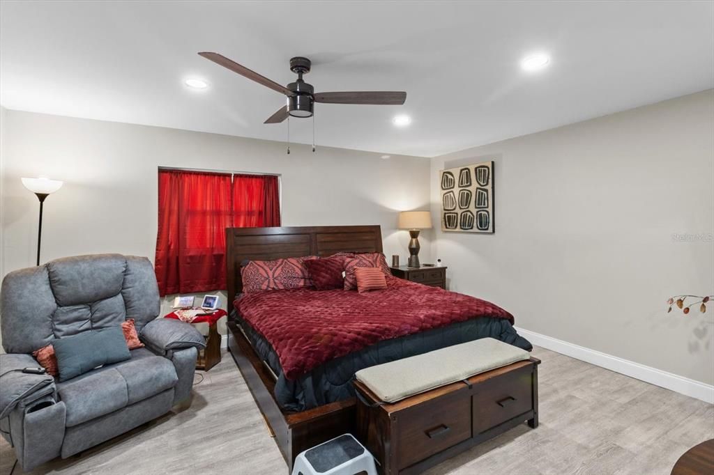 合同活跃: $335,000 (3 贝兹, 2 浴室, 1570 平方英尺)