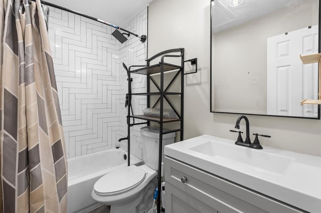 合同活跃: $335,000 (3 贝兹, 2 浴室, 1570 平方英尺)