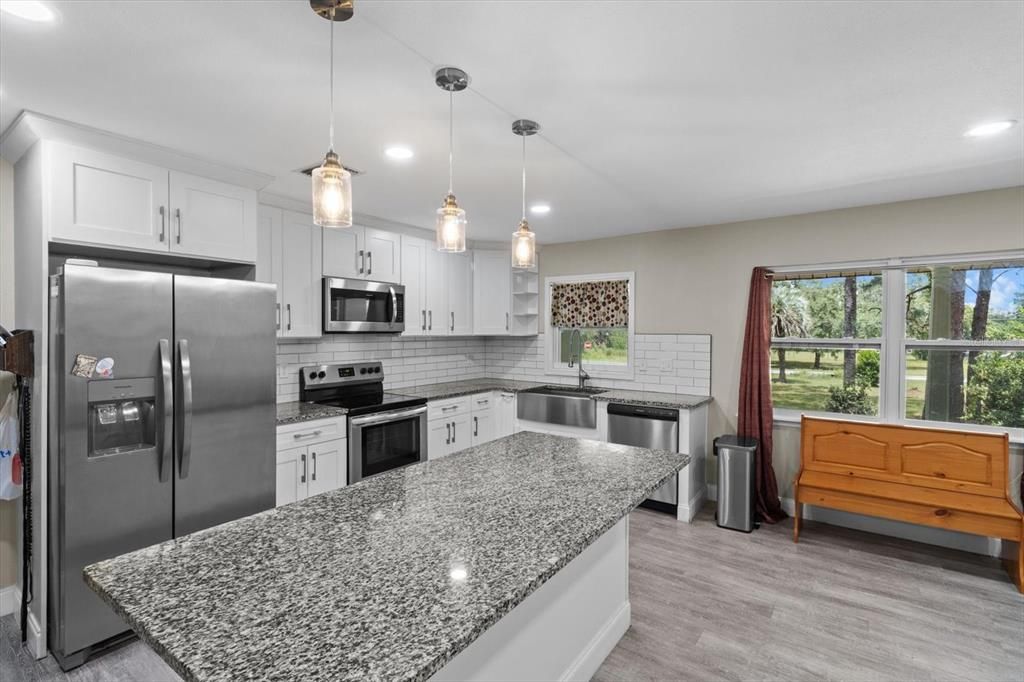 合同活跃: $335,000 (3 贝兹, 2 浴室, 1570 平方英尺)