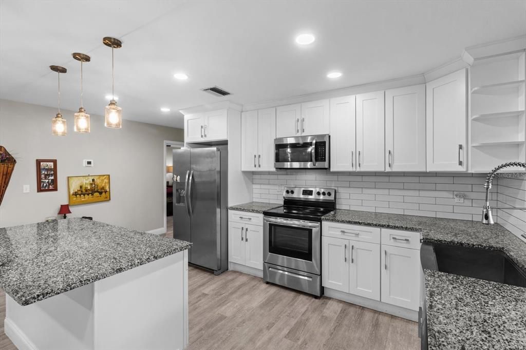 合同活跃: $335,000 (3 贝兹, 2 浴室, 1570 平方英尺)