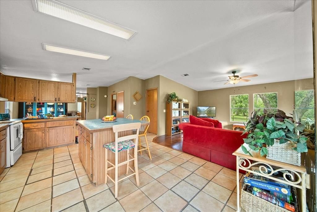 合同活跃: $840,000 (4 贝兹, 2 浴室, 2128 平方英尺)