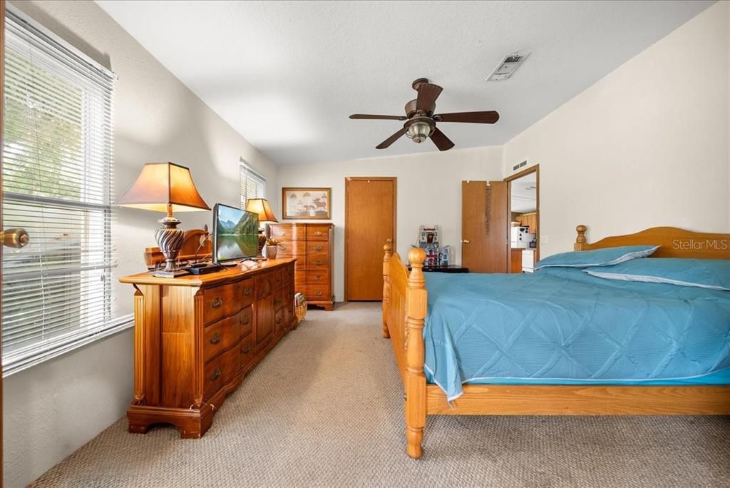 合同活跃: $840,000 (4 贝兹, 2 浴室, 2128 平方英尺)