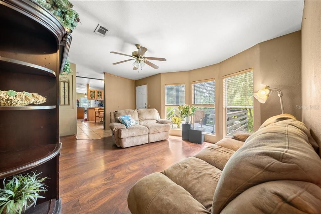 合同活跃: $840,000 (4 贝兹, 2 浴室, 2128 平方英尺)