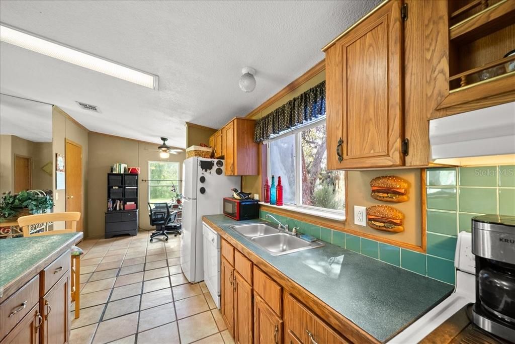 合同活跃: $840,000 (4 贝兹, 2 浴室, 2128 平方英尺)