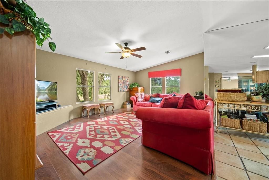 合同活跃: $840,000 (4 贝兹, 2 浴室, 2128 平方英尺)