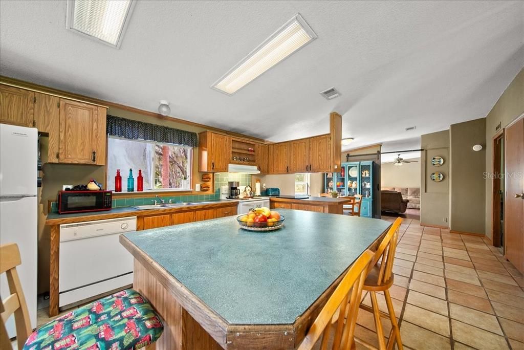 合同活跃: $840,000 (4 贝兹, 2 浴室, 2128 平方英尺)