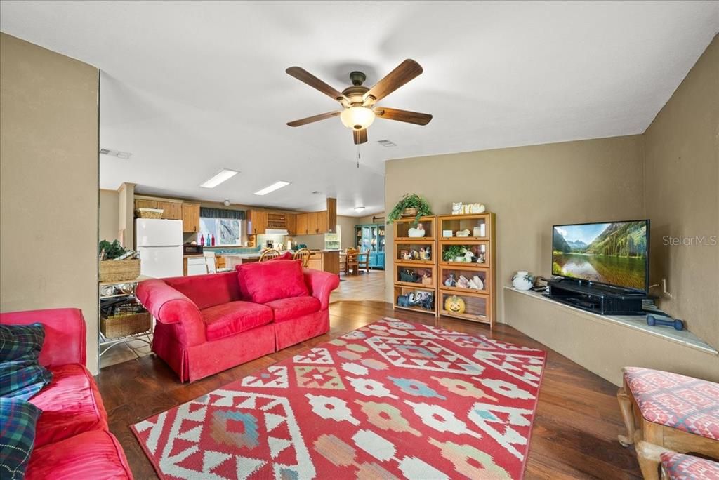 合同活跃: $840,000 (4 贝兹, 2 浴室, 2128 平方英尺)