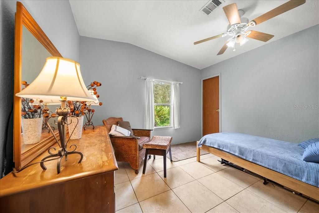 合同活跃: $840,000 (4 贝兹, 2 浴室, 2128 平方英尺)