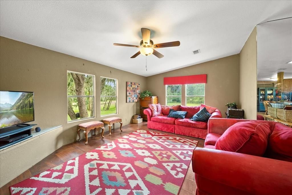 合同活跃: $840,000 (4 贝兹, 2 浴室, 2128 平方英尺)