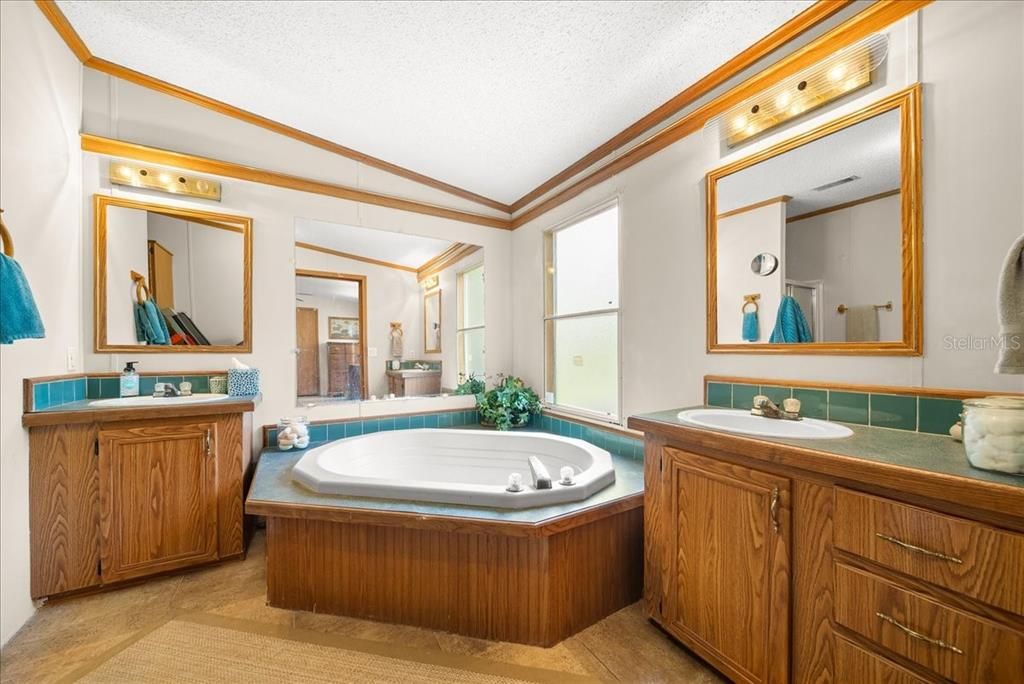 合同活跃: $840,000 (4 贝兹, 2 浴室, 2128 平方英尺)