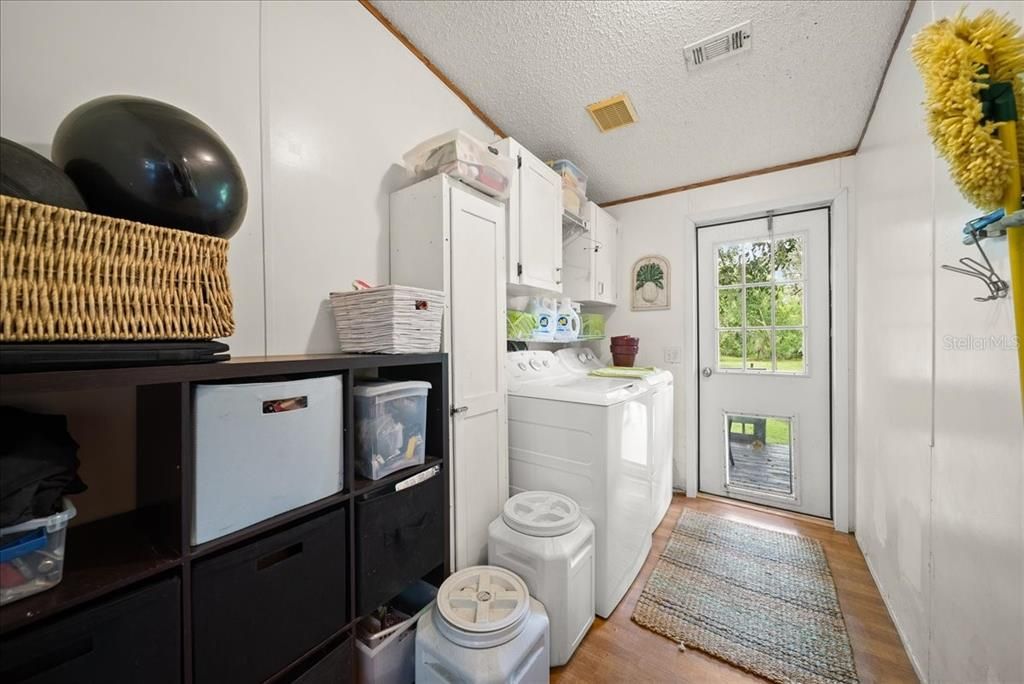 合同活跃: $840,000 (4 贝兹, 2 浴室, 2128 平方英尺)