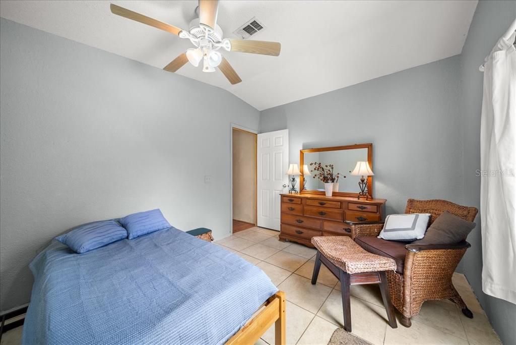 合同活跃: $840,000 (4 贝兹, 2 浴室, 2128 平方英尺)