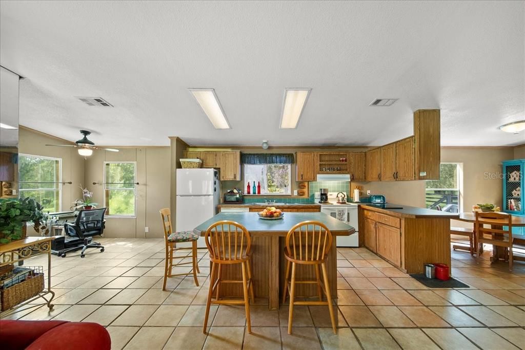 合同活跃: $840,000 (4 贝兹, 2 浴室, 2128 平方英尺)