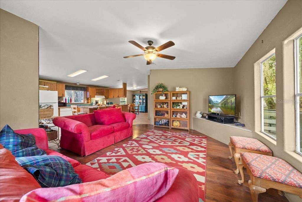 合同活跃: $840,000 (4 贝兹, 2 浴室, 2128 平方英尺)