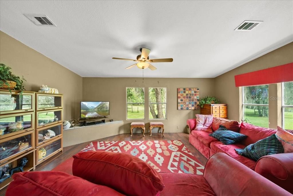 合同活跃: $840,000 (4 贝兹, 2 浴室, 2128 平方英尺)