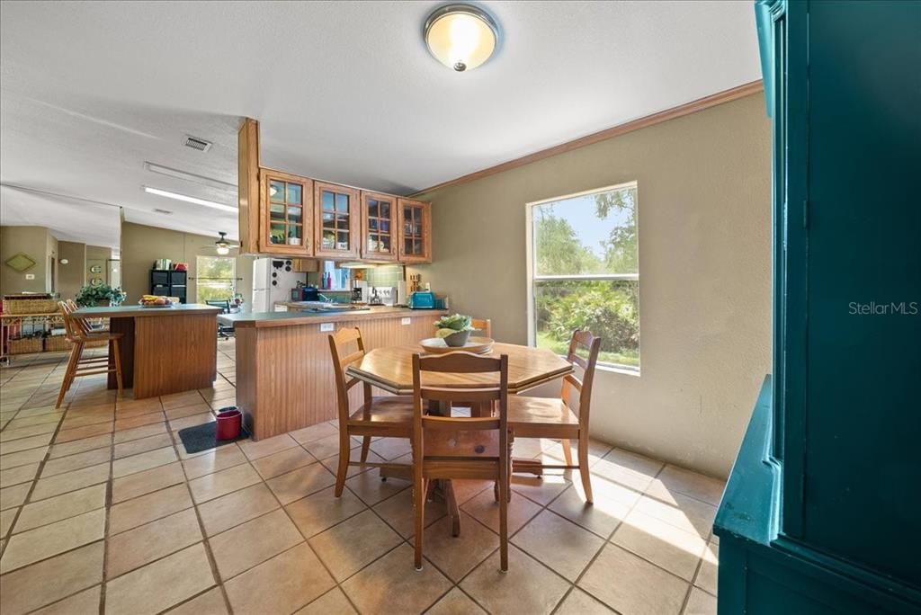 合同活跃: $840,000 (4 贝兹, 2 浴室, 2128 平方英尺)