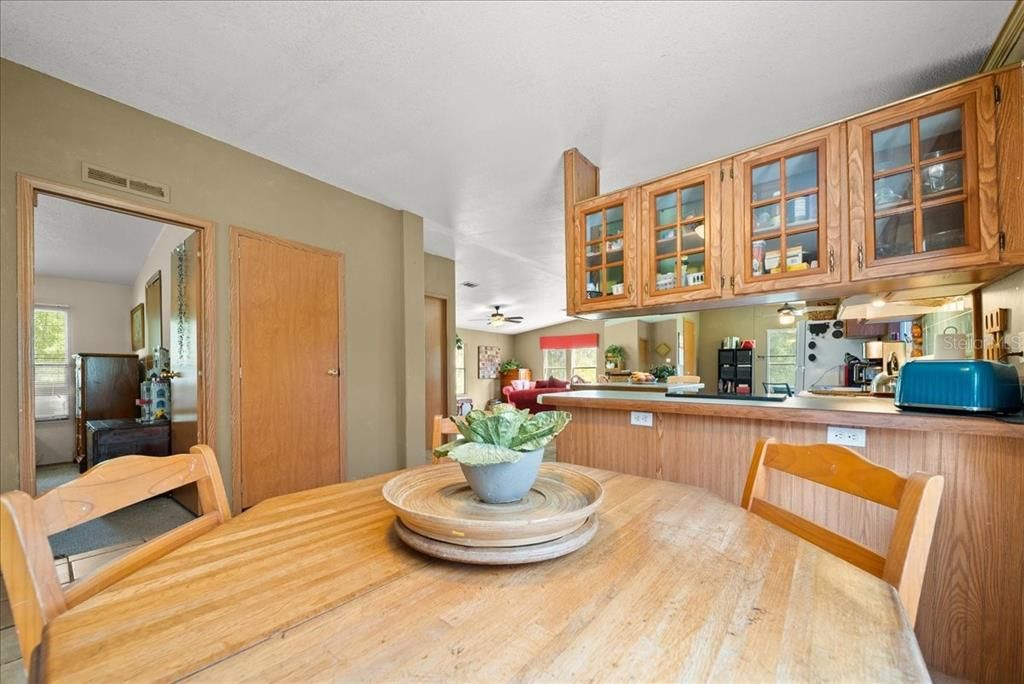 合同活跃: $840,000 (4 贝兹, 2 浴室, 2128 平方英尺)