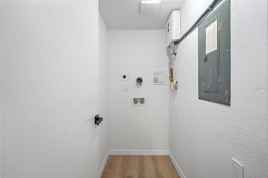 Activo con contrato: $265,000 (3 camas, 1 baños, 1040 Pies cuadrados)