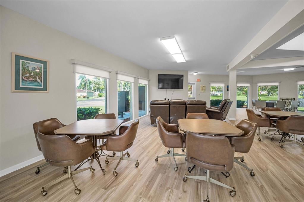 Под контрактом: $249,000 (2 спален, 2 ванн, 1210 Квадратных фут)