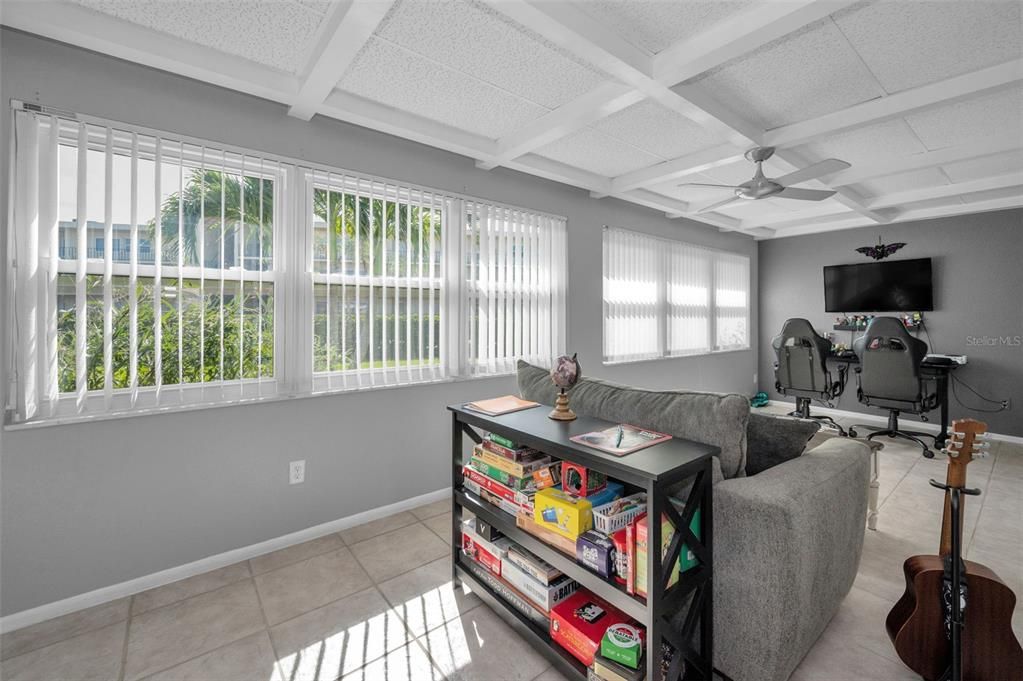 Под контрактом: $249,000 (2 спален, 2 ванн, 1210 Квадратных фут)