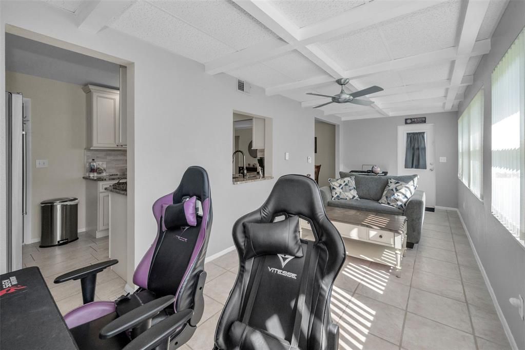 Под контрактом: $249,000 (2 спален, 2 ванн, 1210 Квадратных фут)